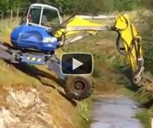 Uno scavatore attraversa il fiume