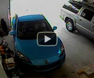Uscire dal garage, per questa donna, sembra essere un vero problema
