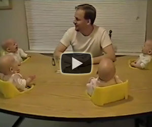 4 gemelli ridono col papà