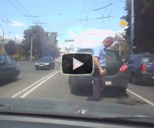 Auto tira via l'asfalto da terra