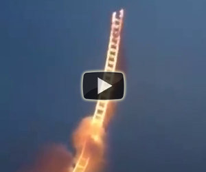 Artista crea una scala verso il cielo usando i fuochi d'artificio