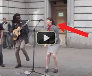 Artista canta Bob Marley per strada, ad un tratto accade qualcosa da brividi