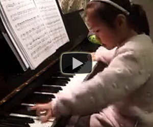 Una bimba di 3 anni alle prese con un pianoforte: che brava!
