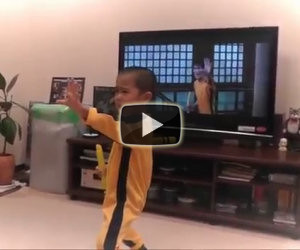 Un bimbo di soli cinque anni imita perfettamente Bruce Lee
