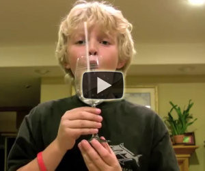 Questo bambino riesce a rompere il bicchiere con la sua voce