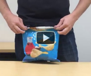 Ecco come chiudere un sacchetto di patatine senza usare mollette