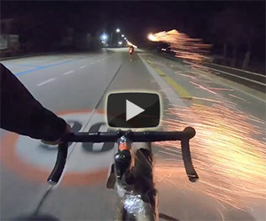 Ciclista arrabbiato fa cadere uno scooter in modo creativo