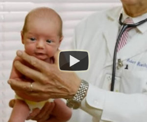 Il pediatra mostra un metodo per far smettere di piangere un neonato