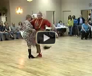 Una coppia di anziani va in pista, il loro ballo fa morire dalle risate