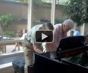 In una sala d'attesa una coppia d'anziani regala un momento unico