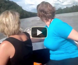 Due donne vanno in barca sul fiume ma ecco cosa vedono...
