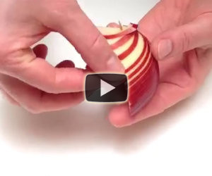 Inserisce uno stuzzicadenti in una mela e crea un'opera d'arte!