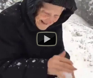 Una donna di 101 anni scende dall'auto e gioca con la neve