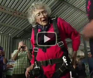 Una donna festeggia così i 100 anni, in modo assolutamente unico