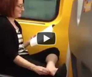 Donna mangia il suo piede in treno