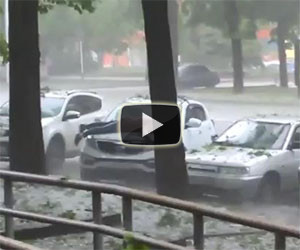 Donna russa protegge l'auto dalla grandine col proprio corpo