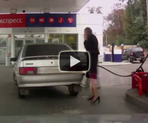 Una donna prova a fare benzina ma commette due epici fail