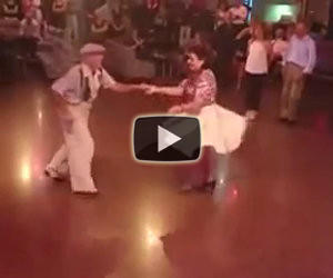 Due anziani ballano in modo epico