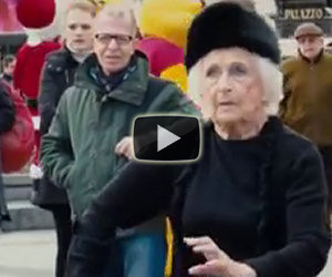 Un artista di strada balla con una donna di 82 anni che lo stupisce