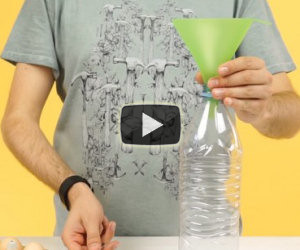 Ecco come fare le crepes usando una bottiglia di plastica!