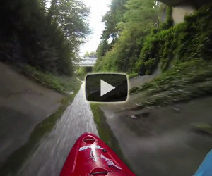Fare kayak in un canale di scolo