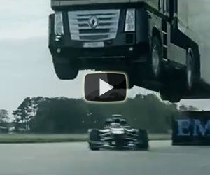 Formula Uno passa sotto un camion