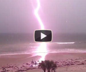 Un fulmine colpisce l'onda durante una tempesta: il video