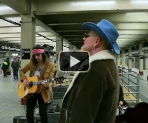 Gli U2 si travestono e suonano in metro. Ecco la reazione della gente