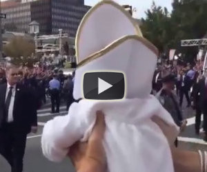 Il Papa nota nella folla un bimbo vestito come lui ed ecco cosa fa