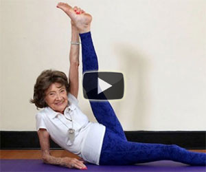 Ecco l'istruttrice di yoga più anziana del mondo, ha 96 anni!