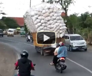 Un camion trasporta un grosso carico e sfida la forza di gravità