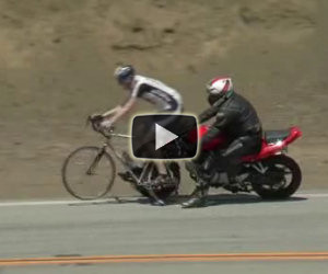 Un motociclista imbranato travolge due ciclisti per strada