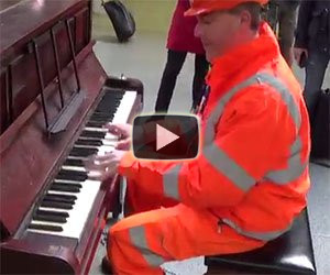 Un operaio suona il pianoforte in stazione e stupisce tutti