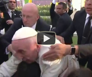 Il Papa viene strattonato da un fedele, ecco la sua incredibile reazione