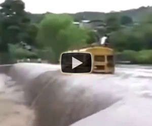 Scuolabus attraversa un'inondazione
