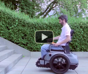 Una sedia a rotelle che non conosce ostacoli, invenzione geniale!