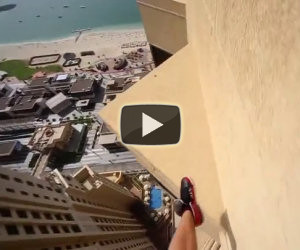Un ragazzo sfida la morte saltando sul bordo di un grattacielo