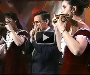 Tre persone con l'armonica suonano Beethoven in modo epico
