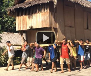 Ecco come avvengono i traslochi in questo villaggio delle Filippine