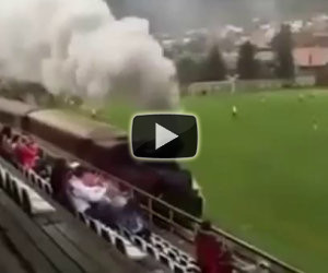 Durante una partita di calcio passa un treno dentro lo stadio