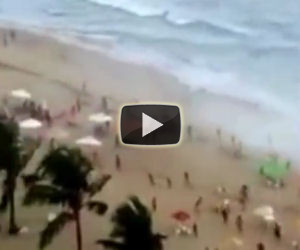 Una tromba d'aria colpisce una spiaggia affollata brasiliana