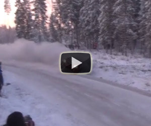 Durante un rally sulla neve tutte le auto si schiantano in questa curva