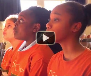 Un gruppo di bambini intona la canzone Hallelujah, che magia!