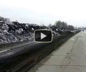 Un enorme ammasso di terra e neve avanza lentamente sulla strada