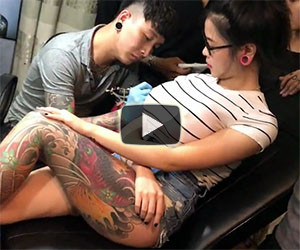 Inizia a tatuare la ragazza ma all'improvviso accade una cosa inaspettata