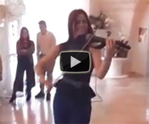 La violinista suona e balla Despacito: il video fa il giro del web
