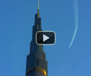 Due ragazzi volano come dei supereroi sopra i cieli di Dubai