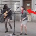 Artista canta Bob Marley per strada, ad un tratto accade qualcosa da brividi