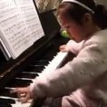 Una bimba di 3 anni alle prese con un pianoforte: che brava!