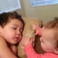 La bimba vuole svegliare il fratellino, un video tenerissimo!